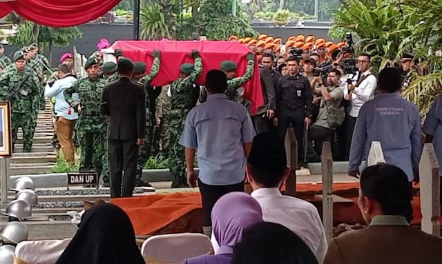 Pimpin Pemakaman, Menhan Sjafrie Kenang Dedikasi Ryamizard untuk Negara Pimpin Pemakaman, Menhan Sjafrie Kenang Dedikasi Ryamizard untuk Negara