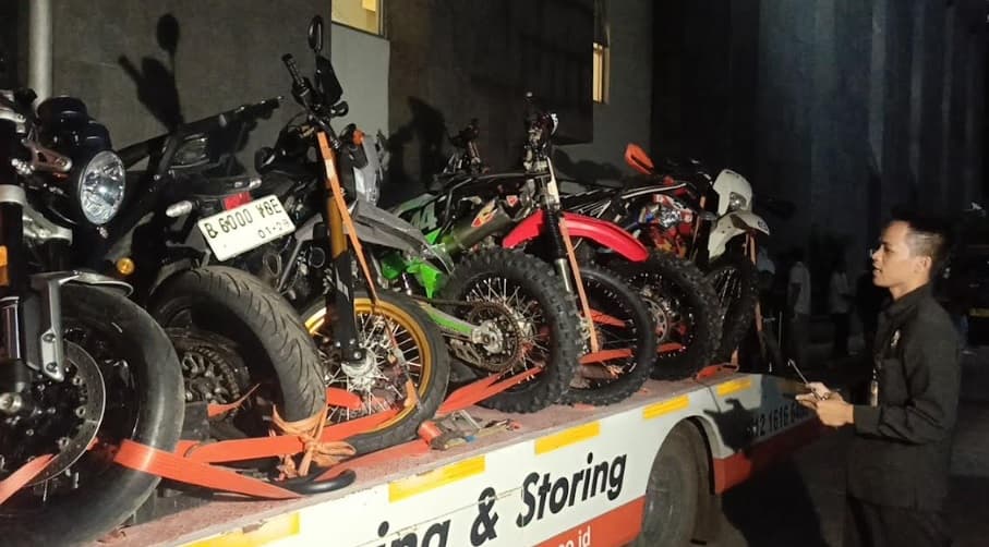 KPK Bawa Barbuk OTT Kantor Imigrasi ke Gedung Merah Putih, Ada Baby Benz hingga Motor Triumph KPK Bawa Barbuk OTT Kantor Imigrasi ke Gedung Merah Putih, Ada Baby Benz hingga Motor Triumph