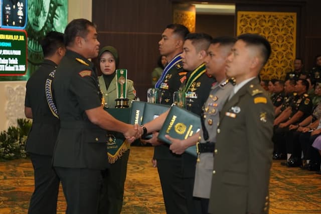 Seskab Teddy Raih Penghargaan Penulis Taskap Terbaik Dikreg Seskoad 2026 Seskab Teddy Raih Penghargaan Penulis Taskap Terbaik Dikreg Seskoad 2026