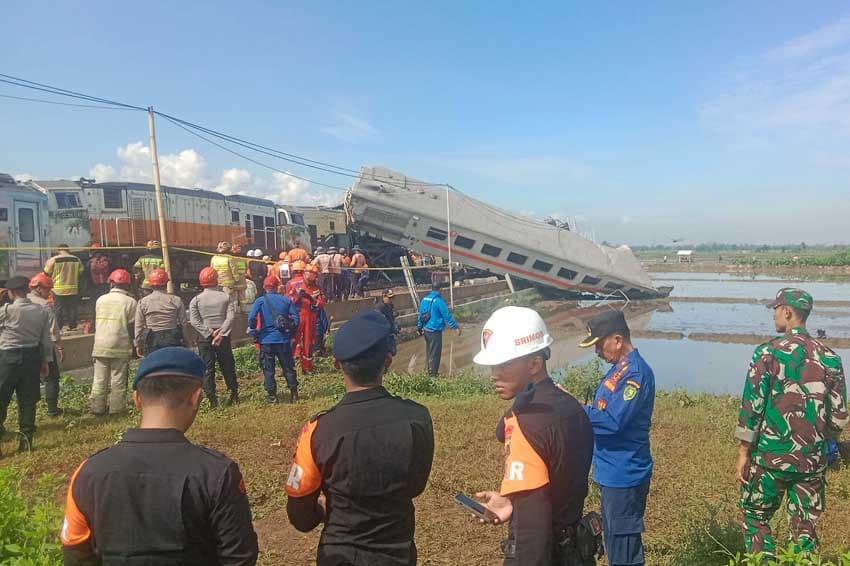 KNKT Periksa Petugas Stasiun, KAI Belum Ketahui Penyebab Tabrakan di Cicalengka KNKT Periksa Petugas Stasiun, KAI Belum Ketahui Penyebab Tabrakan di Cicalengka