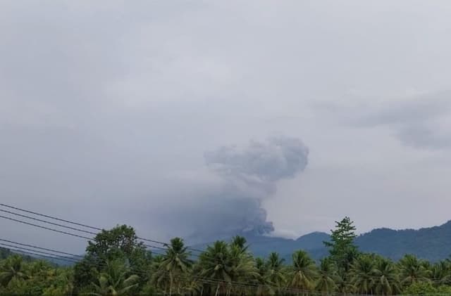 Gunung Dukono Erupsi, Ketinggian Kolom Abu Capai 2.000 Meter Gunung Dukono Erupsi, Ketinggian Kolom Abu Capai 2.000 Meter