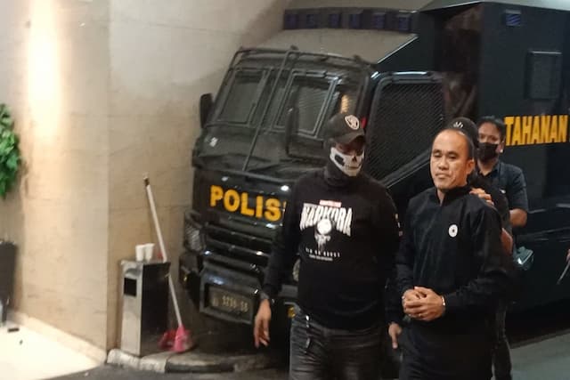 Dipecat Kasus Narkoba, AKP Deky Tiba di Bareskrim dengan Tangan Terborgol Dipecat Kasus Narkoba, AKP Deky Tiba di Bareskrim dengan Tangan Terborgol