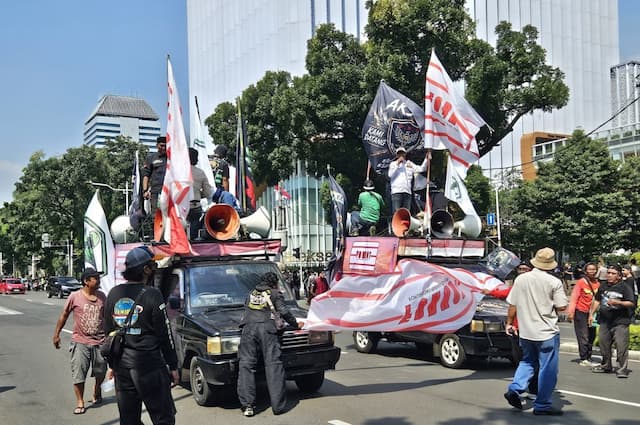 Aksi Ojol Forkot Warnai Kawasan Medan Merdeka Selatan Aksi Ojol Forkot Warnai Kawasan Medan Merdeka Selatan