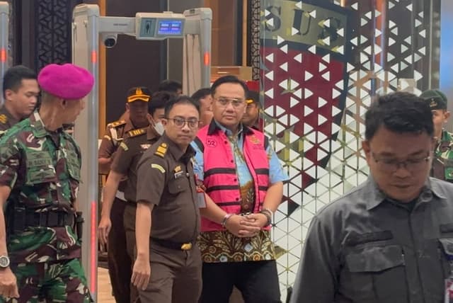 Penampakan Mantan Anggota Ombudsman Yeka Hendra Fatika Pakai Rompi Tahanan Penampakan Mantan Anggota Ombudsman Yeka Hendra Fatika Pakai Rompi Tahanan