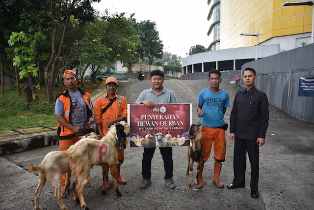 Iduladha, The Park Pejaten Bagikan Hewan Kurban bagi Masyarakat Sekitar Iduladha, The Park Pejaten Bagikan Hewan Kurban bagi Masyarakat Sekitar