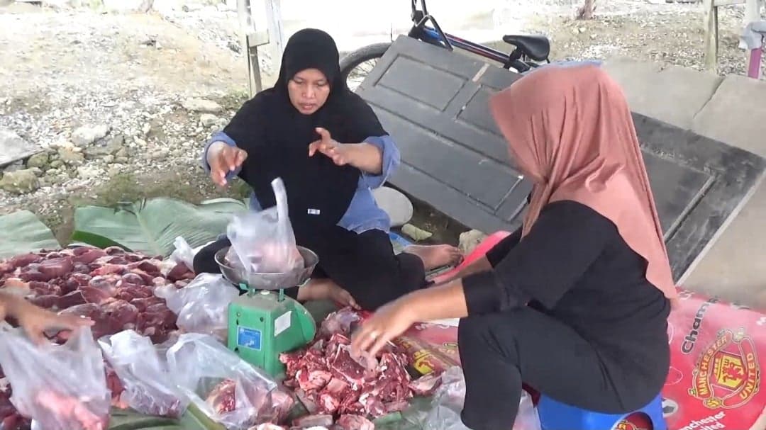 Warga Kendari Bersyukur Terima Daging Kurban dari Partai Perindo Warga Kendari Bersyukur Terima Daging Kurban dari Partai Perindo