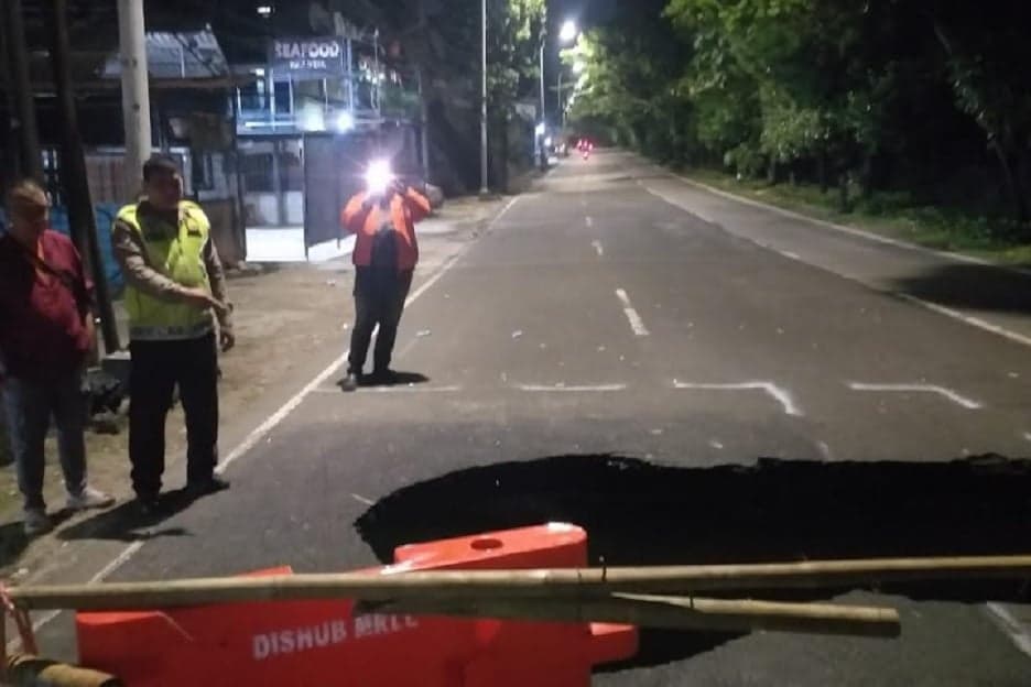 Awas! Ruas Jalan di Lenteng Agung Ambles, Satu Jalur Tak Bisa Digunakan Awas! Ruas Jalan di Lenteng Agung Ambles, Satu Jalur Tak Bisa Digunakan
