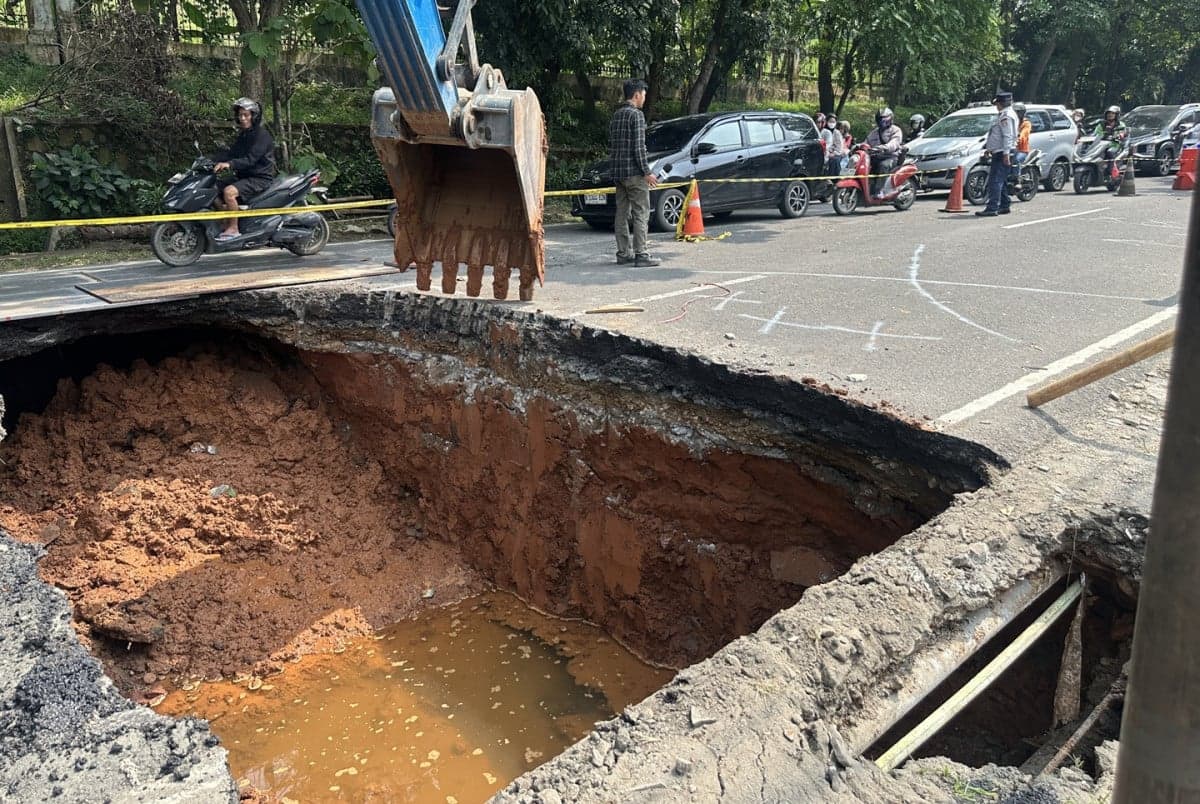 Jalan Raya Lenteng Agung Ambles, Bina Marga Tunggu Perbaikan Saluran Air Jalan Raya Lenteng Agung Ambles, Bina Marga Tunggu Perbaikan Saluran Air