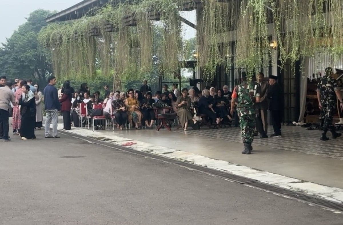 Suasana Terkini Rumah Duka Ryamizard Ryacudu, Pelayat Terus Berdatangan Suasana Terkini Rumah Duka Ryamizard Ryacudu, Pelayat Terus Berdatangan