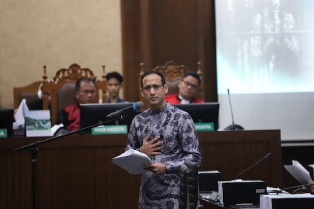Nadiem Bacakan Pledoi: Usai Terima Bintang Mahaputra Adipradana Dihadiahi Jeruji Besi Nadiem Bacakan Pledoi: Usai Terima Bintang Mahaputra Adipradana Dihadiahi Jeruji Besi
