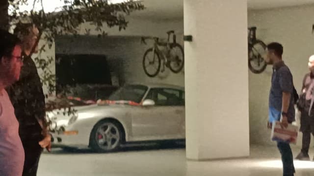 Geledah Rumah Silmy Karim, KPK Segel Mobil Mewah Geledah Rumah Silmy Karim, KPK Segel Mobil Mewah