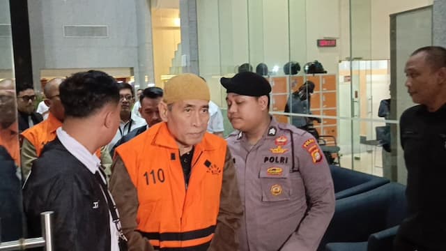 Penampakan 2 Tersangka Kasus Kuota Haji Kenakan Rompi Oranye KPK Penampakan 2 Tersangka Kasus Kuota Haji Kenakan Rompi Oranye KPK