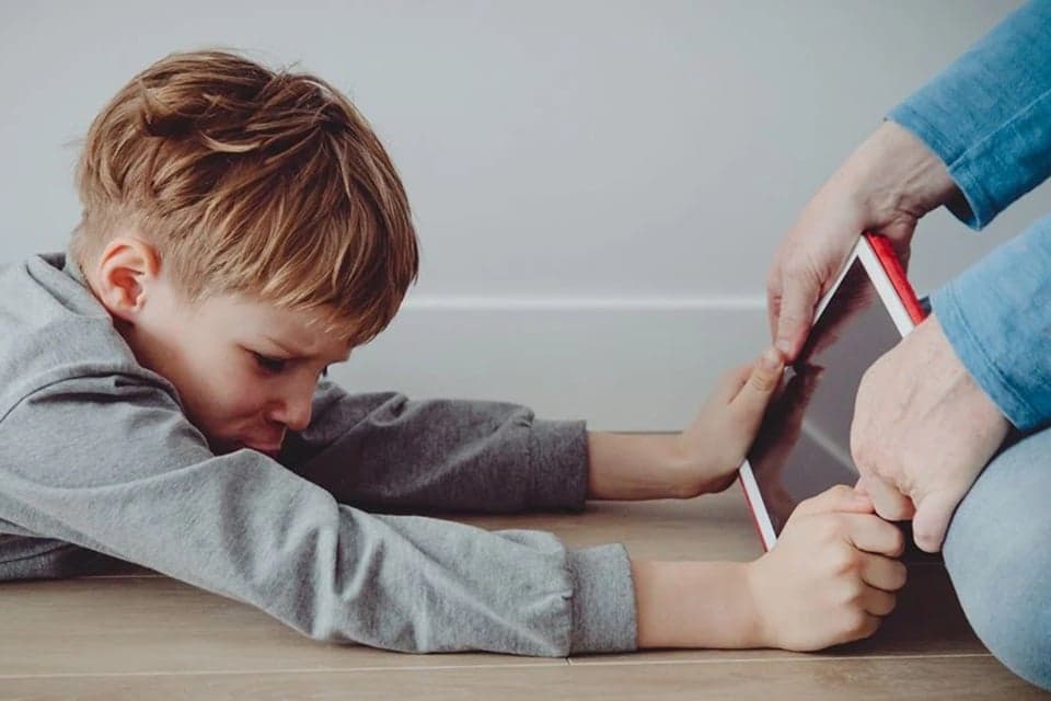 Anak Tantrum karena Sosmed Dibatasi? Ini Tips Mengatasinya Anak Tantrum karena Sosmed Dibatasi? Ini Tips Mengatasinya