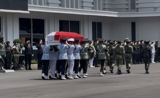 Jenazah Juwono Sudarsono Diberangkatkan ke TMP Kalibata usai Disemayamkan di Kemhan Jenazah Juwono Sudarsono Diberangkatkan ke TMP Kalibata usai Disemayamkan di Kemhan