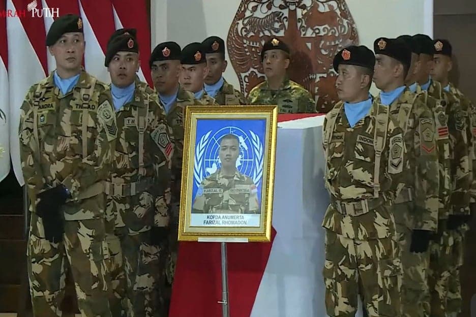 Upacara Militer Sambut Kedatangan 3 Jenazah Prajurit TNI yang Gugur di Lebanon Upacara Militer Sambut Kedatangan 3 Jenazah Prajurit TNI yang Gugur di Lebanon