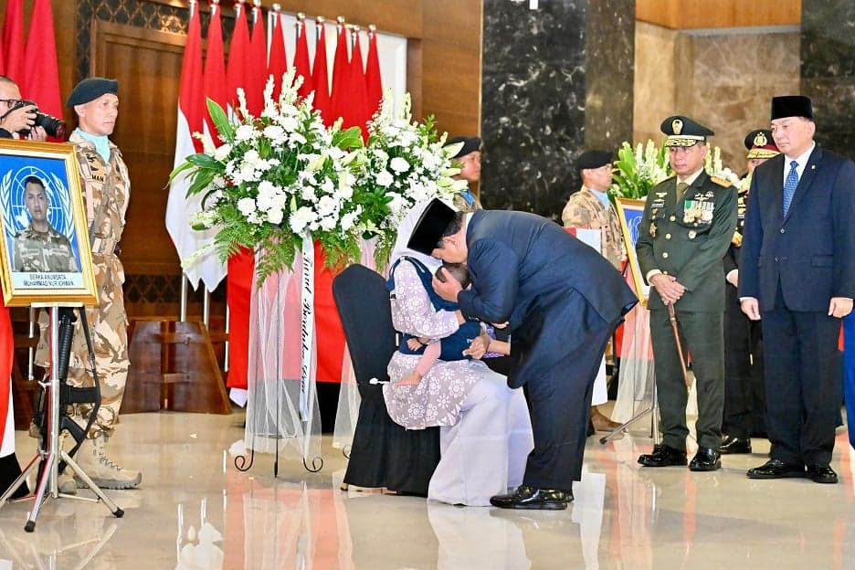 Momen Mengharukan Prabowo Peluk dan Cium Putra Prajurit TNI yang Gugur di Lebanon Momen Mengharukan Prabowo Peluk dan Cium Putra Prajurit TNI yang Gugur di Lebanon