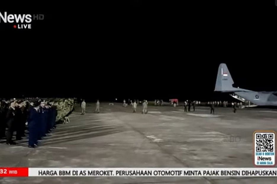 Disambut Prosesi Militer, 2 Jenazah Prajurit TNI yang Gugur di Lebanon Tiba di Bandara Adi Sucipto Disambut Prosesi Militer, 2 Jenazah Prajurit TNI yang Gugur di Lebanon Tiba di Bandara Adi Sucipto