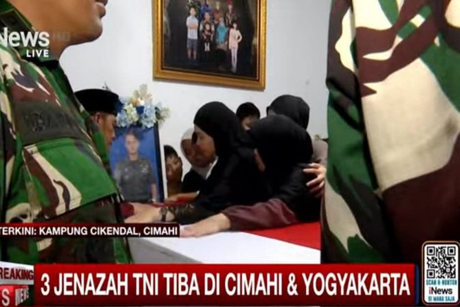 Tangis Keluarga Pecah saat Jenazah Mayor Anumerta Zulmi Aditya Tiba di Rumah Duka Cimahi Tangis Keluarga Pecah saat Jenazah Mayor Anumerta Zulmi Aditya Tiba di Rumah Duka Cimahi