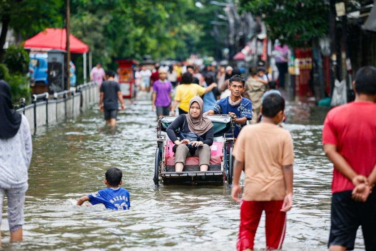 12 RT dan 4 Ruas Jalan di Jakarta Terendam Banjir, Status Sejumlah Pintu Air Meningkat 12 RT dan 4 Ruas Jalan di Jakarta Terendam Banjir, Status Sejumlah Pintu Air Meningkat