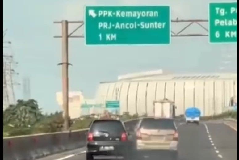 Viral 2 Pengendara Mobil Cekcok di Tol Pelabuhan Arah Tanjung Priok hingga Tutup Jalan Viral 2 Pengendara Mobil Cekcok di Tol Pelabuhan Arah Tanjung Priok hingga Tutup Jalan
