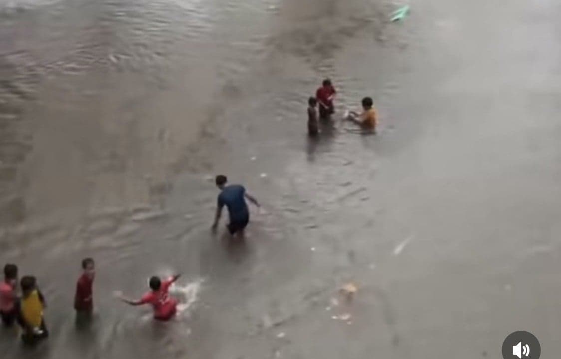 Diguyur Hujan Deras, Tangsel Terendam Banjir hingga Longsor Diguyur Hujan Deras, Tangsel Terendam Banjir hingga Longsor