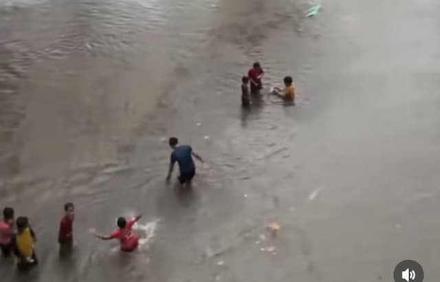 Diguyur Hujan Deras, Tangsel Terendam Banjir hingga Longsor Diguyur Hujan Deras, Tangsel Terendam Banjir hingga Longsor