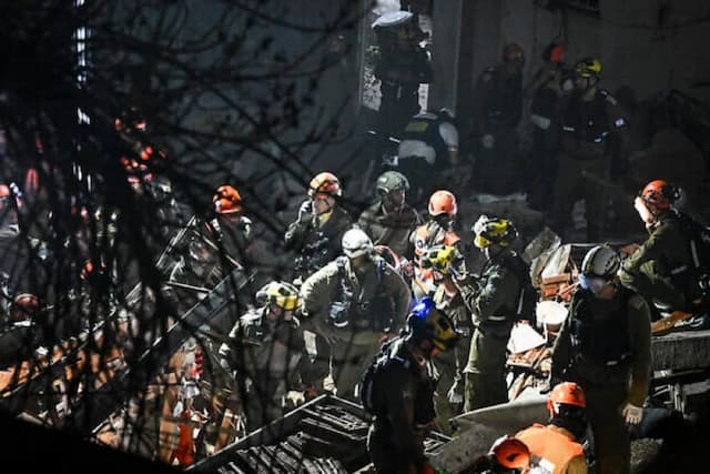 Rudal Iran Tembus Iron Dome dan Gempur Gedung 7 Lantai Israel, 3 Orang Hilang Rudal Iran Tembus Iron Dome dan Gempur Gedung 7 Lantai Israel, 3 Orang Hilang