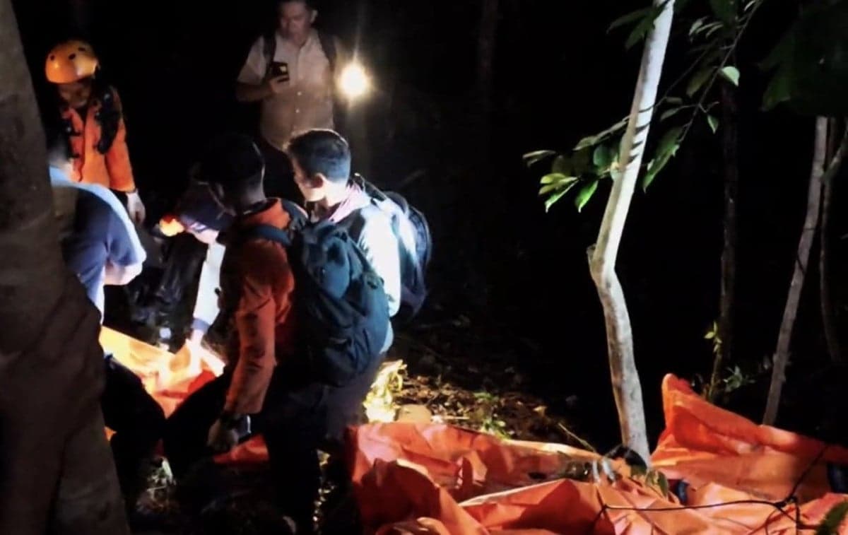 Detik-detik Evakuasi Korban Helikopter PK-CFX yang Jatuh di Sekadau Detik-detik Evakuasi Korban Helikopter PK-CFX yang Jatuh di Sekadau