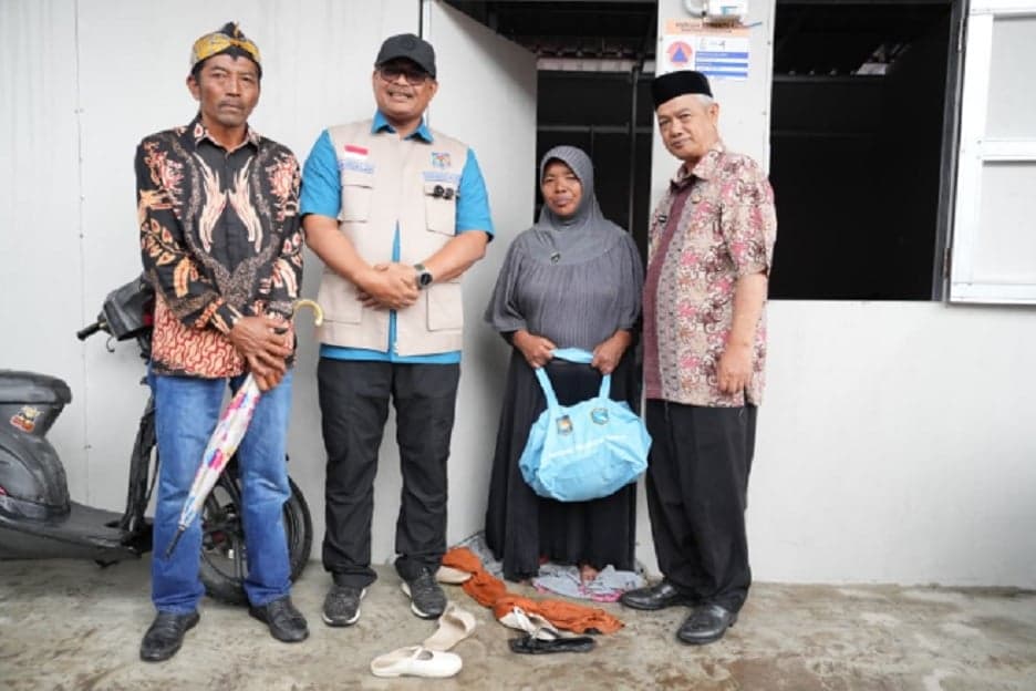 Momen Penghuni Huntara Jamur Ujung Aceh Bersyukur Dapat Bantuan Peralatan Dapur Momen Penghuni Huntara Jamur Ujung Aceh Bersyukur Dapat Bantuan Peralatan Dapur