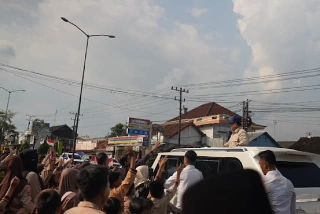 Kala Warga dan Anak-Anak Sekolah Antusias Sapa Prabowo di Magelang Kala Warga dan Anak-Anak Sekolah Antusias Sapa Prabowo di Magelang
