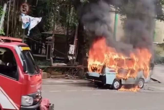 Kesal Ditegur Serobot Antrean Ngetem di Tanah Abang, Sopir Angkot Bakar Teman Seprofesi Kesal Ditegur Serobot Antrean Ngetem di Tanah Abang, Sopir Angkot Bakar Teman Seprofesi
