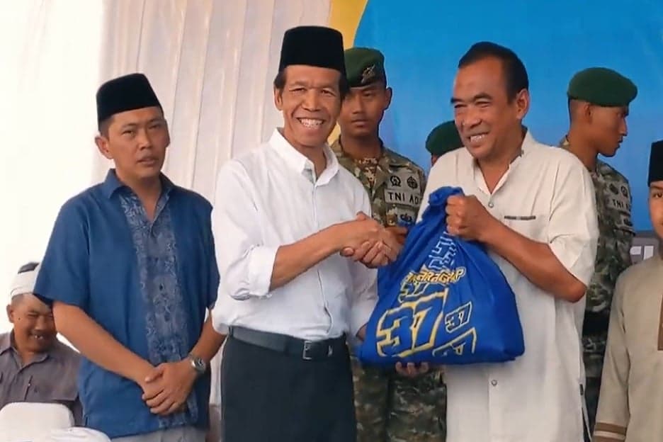 Irjen Kemendes Bagikan Ribuan Sembako dan Cat untuk Renovasi Masjid di Jabar Irjen Kemendes Bagikan Ribuan Sembako dan Cat untuk Renovasi Masjid di Jabar