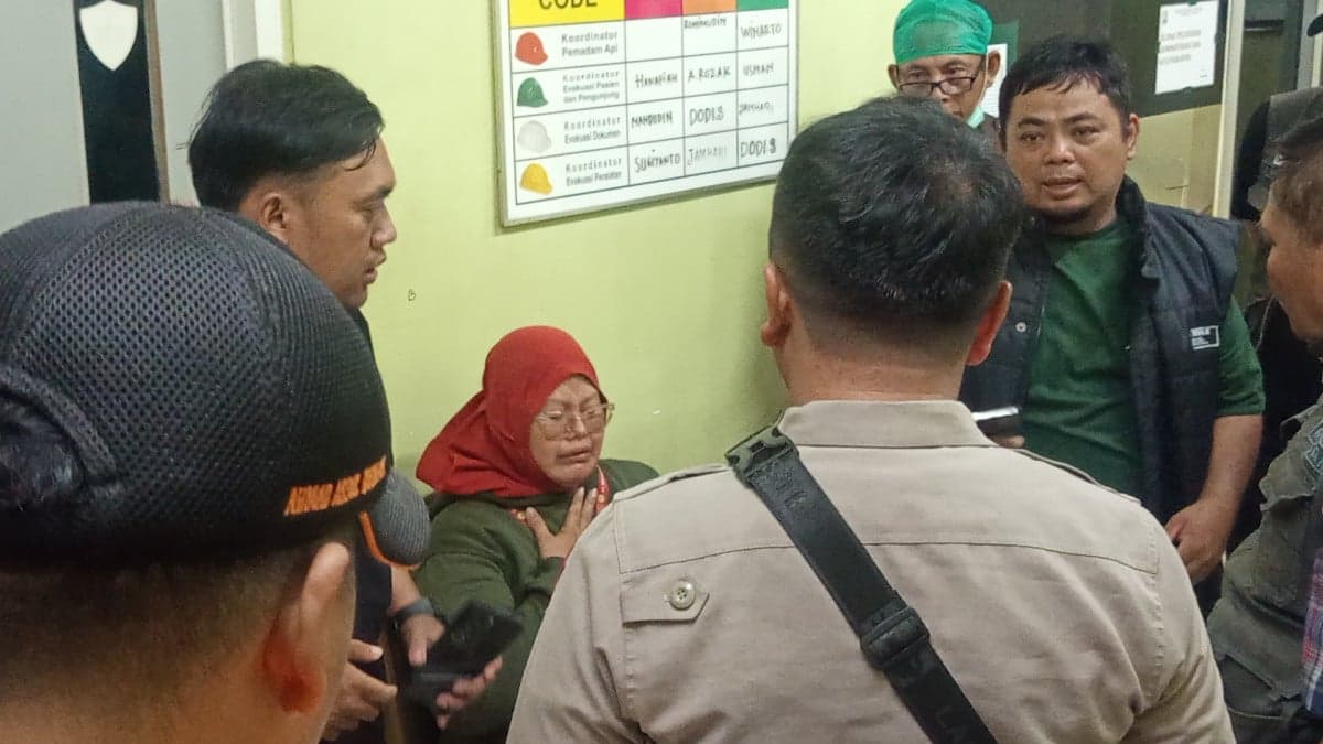 Tangis Rekan Kerja Korban Kecelakaan Kereta Pecah di RSUD Kota Bekasi Tangis Rekan Kerja Korban Kecelakaan Kereta Pecah di RSUD Kota Bekasi