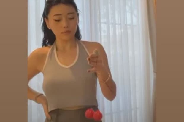 Tangan Sempat Lebam, Wendy Walters Akhirnya Mahir Mainkan Lato-Lato Tangan Sempat Lebam, Wendy Walters Akhirnya Mahir Mainkan Lato-Lato