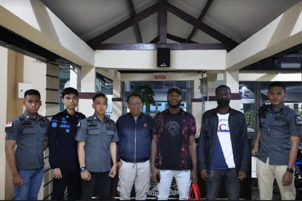 Pakai Paspor Palsu, Pemain Sepak Bola Nigeria Dideportasi Pakai Paspor Palsu, Pemain Sepak Bola Nigeria Dideportasi