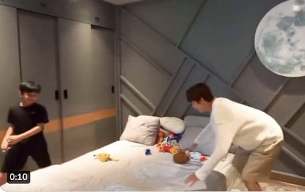 Momen Jungwoo NCT Jungkir Balik di Kasur Rafathar, Netizen: Ngakak Banget Sumpah Momen Jungwoo NCT Jungkir Balik di Kasur Rafathar, Netizen: Ngakak Banget Sumpah