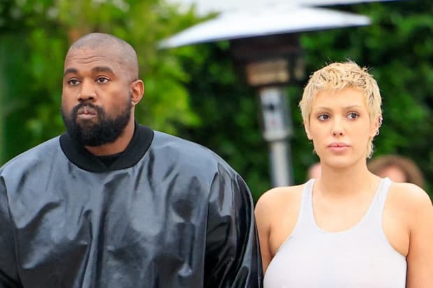 Geger Bianca Censori Istri Kanye West hanya Tutupi Tubuhnya Pakai Bantal saat Jalan-jalan Geger Bianca Censori Istri Kanye West hanya Tutupi Tubuhnya Pakai Bantal saat Jalan-jalan