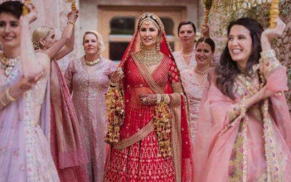 5 Fakta Sari India, Busana Tradisional Tertua yang Punya 100 Cara Pemakaian 5 Fakta Sari India, Busana Tradisional Tertua yang Punya 100 Cara Pemakaian