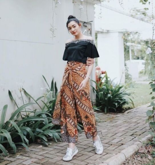 7 Inspirasi Outfit Batik Wanita untuk Style Kekinian dan Modis! 7 Inspirasi Outfit Batik Wanita untuk Style Kekinian dan Modis!