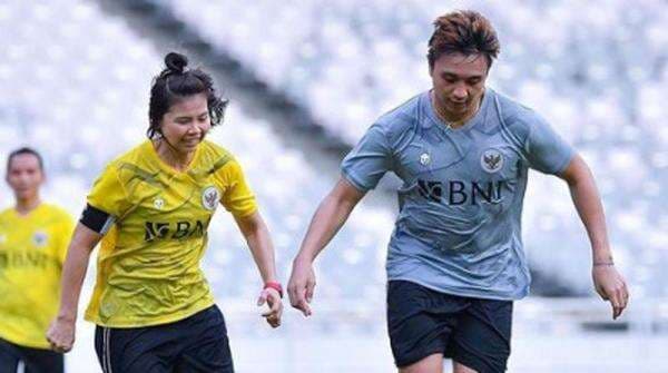 Greysia Polii Jajal Main Sepak Bola: Punya Passing Keren, Sukses Cetak Gol Greysia Polii Jajal Main Sepak Bola: Punya Passing Keren, Sukses Cetak Gol