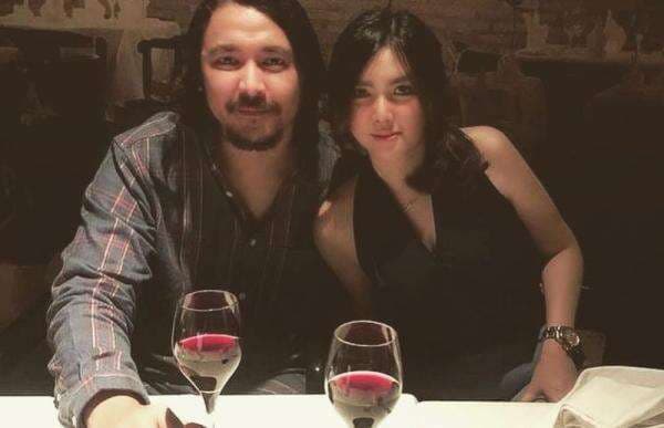 Selamat! Ello Resmi Nikahi Cindy Maria, Langsung Rangkul Istri usai Pemberkatan Selamat! Ello Resmi Nikahi Cindy Maria, Langsung Rangkul Istri usai Pemberkatan