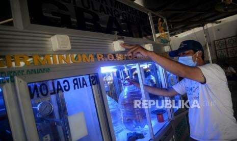 In Picture: Depot Isi Ulang Air Galon Gratis di Masjid At-Taibin Senen In Picture: Depot Isi Ulang Air Galon Gratis di Masjid At-Taibin Senen