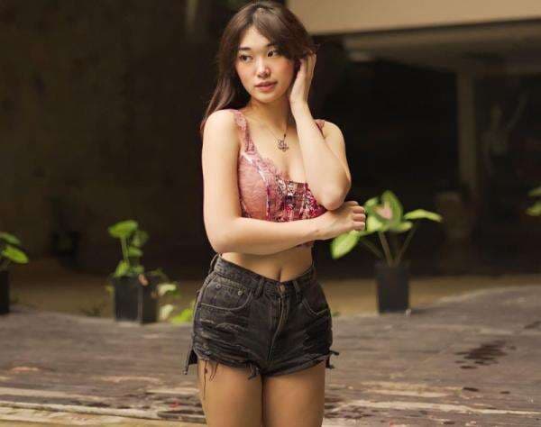 3 Gaya Foto Kekinian ala Livy Renata Pamerkan Paha Mulus, Bikin Susah Kedip 3 Gaya Foto Kekinian ala Livy Renata Pamerkan Paha Mulus, Bikin Susah Kedip