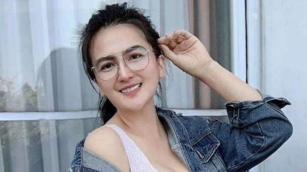 Gaya Diana Dee Starlight Pakai Bra Abu-Abu Makin Hot, Netizen: Gak Ada Tanding! Gaya Diana Dee Starlight Pakai Bra Abu-Abu Makin Hot, Netizen: Gak Ada Tanding!