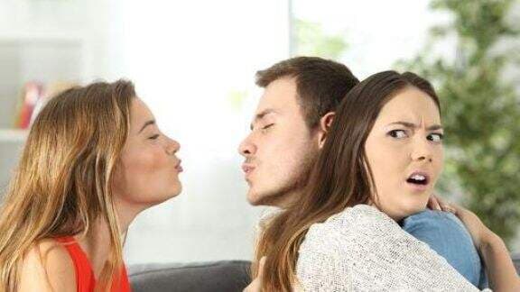 Waduh! Riset: Gaji Istri Lebih Tinggi, Suami Rentan Selingkuh Waduh! Riset: Gaji Istri Lebih Tinggi, Suami Rentan Selingkuh