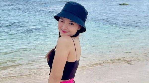 5 Outfit ke Pantai ala Mirriam Eka, Penyanyi Cantik yang Viral Dipeluk Ariel NOAH 5 Outfit ke Pantai ala Mirriam Eka, Penyanyi Cantik yang Viral Dipeluk Ariel NOAH