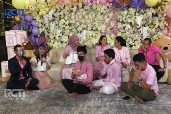 Atta Halilintar dan Aurel Hermansyah Namai Anaknya Ameena Hanna Nur Atta, Ada Unsur Papa dan Mama Atta Halilintar dan Aurel Hermansyah Namai Anaknya Ameena Hanna Nur Atta, Ada Unsur Papa dan Mama