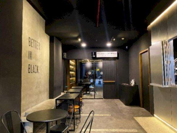 Di Tengah Apartemen Mewah di Malang, Ada Tempat Ngopi Serba Hitam Di Tengah Apartemen Mewah di Malang, Ada Tempat Ngopi Serba Hitam