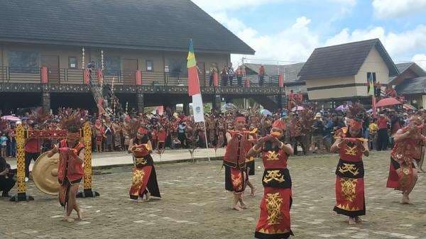 Mengenal Keunikan Pakaian Adat Kalimantan Barat dan Artinya Mengenal Keunikan Pakaian Adat Kalimantan Barat dan Artinya