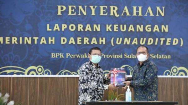 Wali Kota Makassar Serahkan LKPD 2021, Berharap Tak Lagi WDP Wali Kota Makassar Serahkan LKPD 2021, Berharap Tak Lagi WDP